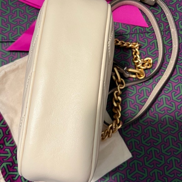 Like new! Tory Burch Cream and Gold Chevron Crossbody Bag - Picture 2 of 7
